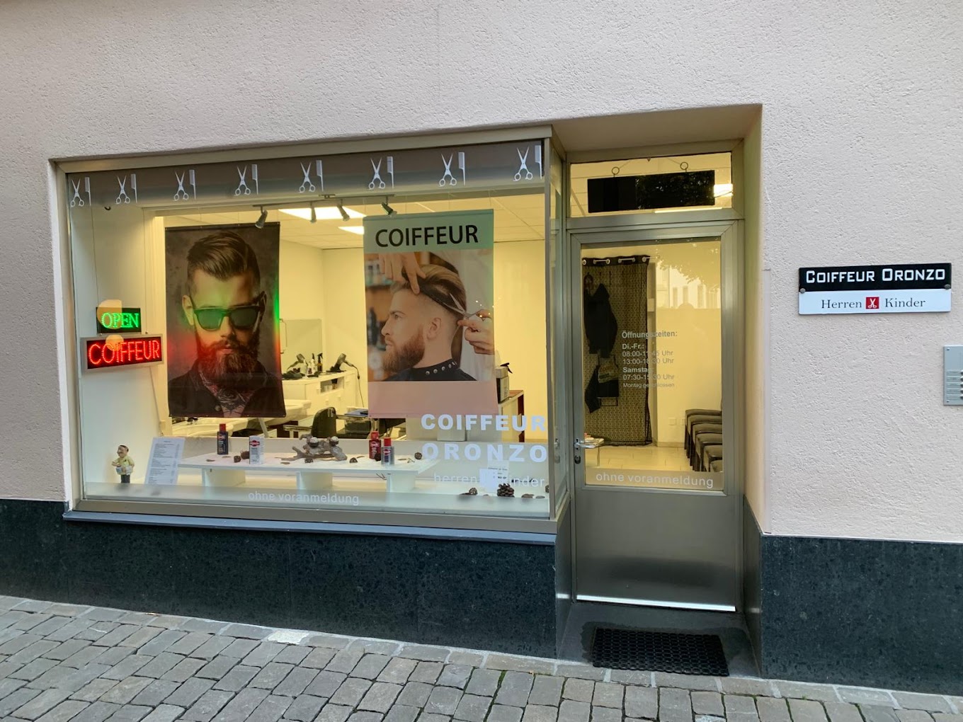 Schaufenster und Eingang von Coiffeur Oronzo in Chur