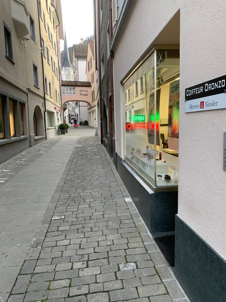Seitliche Ansicht vom Laden Coiffeur Oronzo